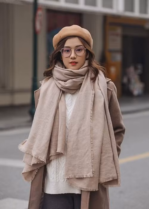 Cô từng bị nghi hẹn hò tay vợt Lý Hoàng Nam, vận động viên cầu lông Phạm Hoàng Nam, ca sĩ Huy Nam, diễn viên Hoàng Kỳ Nam. Đối mặt với loạt tin đồn hẹn hò này, Hoàng Yến Chibi chia sẻ trên Dân Trí: “Danh sách bạn trai tên Nam đấy chỉ đúng một người thôi. Chuyện yêu đương tôi không bao giờ công khai hết. Nhưng lâu lâu tôi cũng "thả hint" hẹn hò trên mạng xã hội, mà chẳng ai để ý”. Ảnh: FBNV