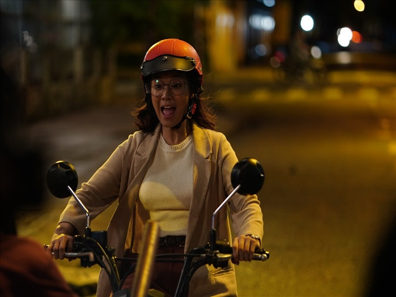 Nội dung phim “Người cần quên phải nhớ” xoay quanh Loan - một phóng viên nổi tiếng lăn xả, liều lĩnh sống cùng người cha tâm thần và thường xuyên xảy ra mâu thuẫn với ông. Đảm nhận vai Loan là Hoàng Yến Chibi. Ảnh: Lao động