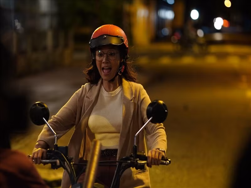 Nội dung phim “Người cần quên phải nhớ” xoay quanh Loan - một phóng viên nổi tiếng lăn xả, liều lĩnh sống cùng người cha tâm thần và thường xuyên xảy ra mâu thuẫn với ông. Đảm nhận vai Loan là Hoàng Yến Chibi. Ảnh: Lao động