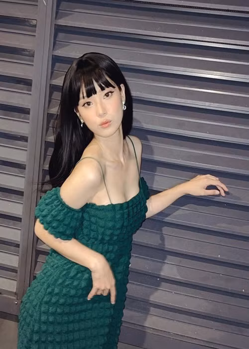 Năm 2018, Hoàng Yến Chibi bị một kẻ lạ mặt ra giá 8.000 USD để "vui vẻ". Đáp lại kẻ gạ tình, nữ ca sĩ viết: "8.000 USD được gặp em không? Không. Giá gì mà rẻ thế. Thế 10.000 được không em. Không, em vô giá nha".