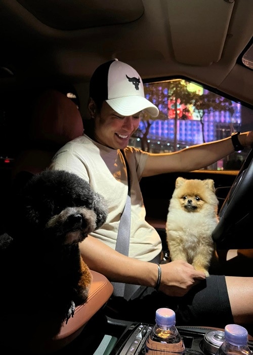 Ngày 3/9, NSND Trung Hiếu - Giám đốc Nhà hát Kịch Hà Nội chia sẻ với Vietnamnet: "Ông Lê Hồng Đăng đi nước ngoài về việc riêng khi chưa làm đơn xin phép trong thời gian hơn 1,5 tháng là vi phạm quy chế làm việc của Nhà hát Kịch Hà Nội. Căn cứ Luật Viên chức hiện hành, ông Lê Hồng Đăng phải bị xem xét xử lý kỷ luật. Tuy nhiên, căn cứ khoản 4, Điều 3, Nghị định 112/2022/NĐ-CP ngày 18/9/2020 của Chính phủ về xử lý kỷ luật cán bộ, công chức, viên chức, trường hợp của ông Lê Hồng Đăng thuộc về các trường hợp chưa xem xét, xử lý kỷ luật. Khi có xác minh thông tin của cơ quan có trách nhiệm theo quy định của pháp luật, Nhà hát sẽ tiến hành xem xét xử lý theo đúng quy định hiện hành”, nghệ sĩ Trung Hiếu cho biết.