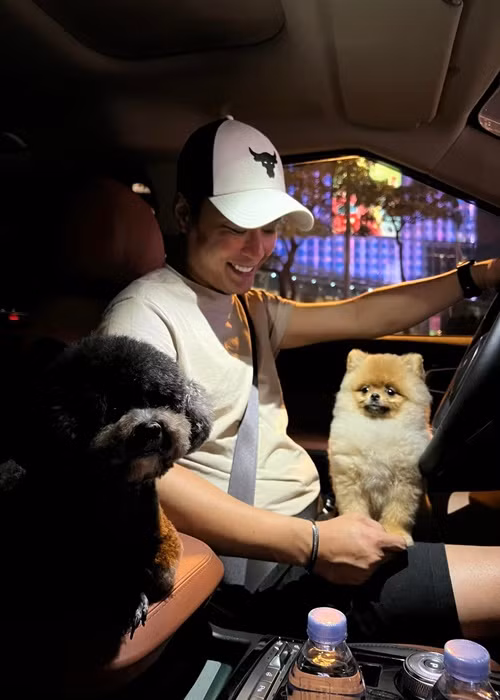 Ngày 3/9, NSND Trung Hiếu - Giám đốc Nhà hát Kịch Hà Nội chia sẻ với Vietnamnet: "Ông Lê Hồng Đăng đi nước ngoài về việc riêng khi chưa làm đơn xin phép trong thời gian hơn 1,5 tháng là vi phạm quy chế làm việc của Nhà hát Kịch Hà Nội. Căn cứ Luật Viên chức hiện hành, ông Lê Hồng Đăng phải bị xem xét xử lý kỷ luật. Tuy nhiên, căn cứ khoản 4, Điều 3, Nghị định 112/2022/NĐ-CP ngày 18/9/2020 của Chính phủ về xử lý kỷ luật cán bộ, công chức, viên chức, trường hợp của ông Lê Hồng Đăng thuộc về các trường hợp chưa xem xét, xử lý kỷ luật. Khi có xác minh thông tin của cơ quan có trách nhiệm theo quy định của pháp luật, Nhà hát sẽ tiến hành xem xét xử lý theo đúng quy định hiện hành”, nghệ sĩ Trung Hiếu cho biết.