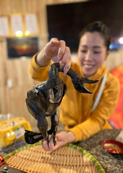 "9h tối nhận phòng và may vẫn còn em gà đen luộc với bát mỳ 2 trứng cầm hơi", Hồng Đăng chia sẻ.