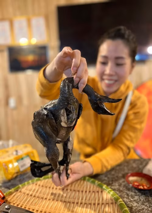 "9h tối nhận phòng và may vẫn còn em gà đen luộc với bát mỳ 2 trứng cầm hơi", Hồng Đăng chia sẻ.