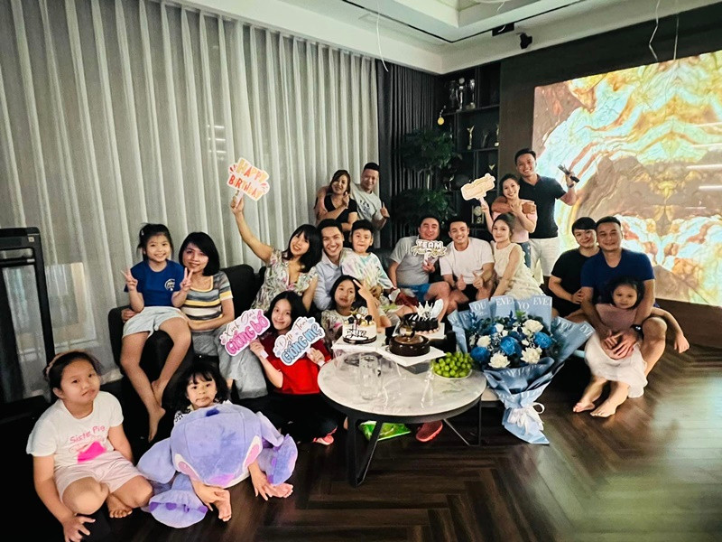 Nam diễn viên khoe ảnh ôm chặt vợ trong tiệc sinh nhật hồi đầu tháng 10 vừa qua.