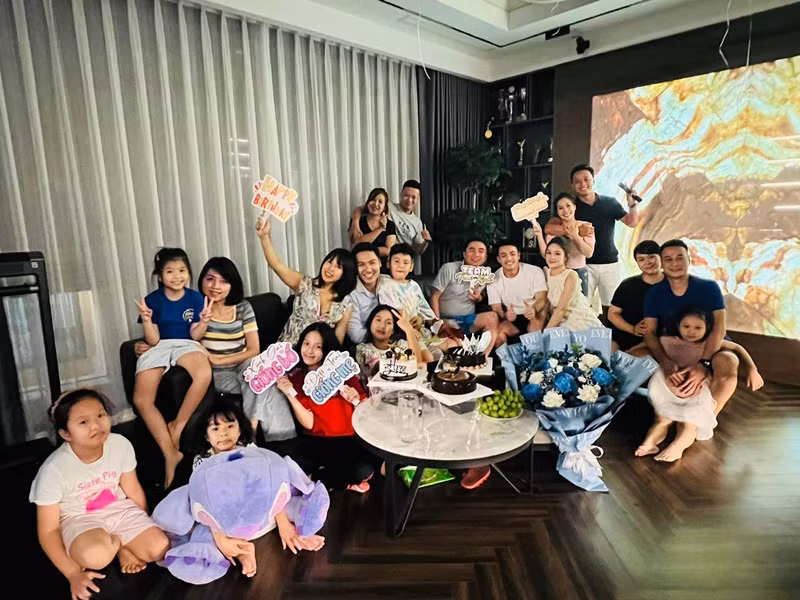 Nam diễn viên khoe ảnh ôm chặt vợ trong tiệc sinh nhật hồi đầu tháng 10 vừa qua.