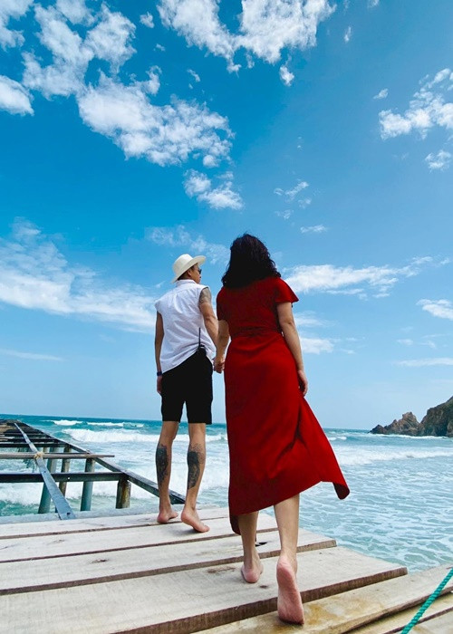 Ít ngày trước, Hồng Đăng chia sẻ ảnh nắm tay vợ đồng thời viết: "Tròn 14 năm nắm tay bạn ấy cùng đi qua những ngày giông bão… Cảm ơn em".