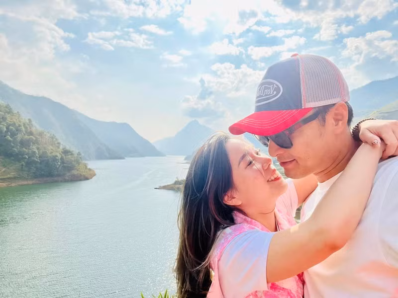 Trong chuyến du lịch, Hồng Đăng và bà xã ghi lại những khoảnh khắc tình tứ bên nhau.