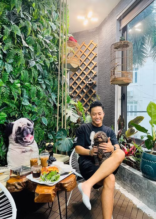 Theo Zing, ngày 5/7, Thứ trưởng Bộ Văn hóa, Thể thao và Du lịch Tạ Quang Đông nhắc đến diễn viên Hồng Đăng, nhạc sĩ Hồ Hoài Anh và cho biết 2 người đang tại ngoại ở Tây Ban Nha, họ đã có luật sư bảo vệ quyền lợi và chờ gặp thẩm phán. Ngày 7/8, tờ Ultima Hora của Tây Ban Nha đưa tin tòa án Palma đã quyết định trả lại hộ chiếu cho Hồng Đăng và Hồ Hoài Anh. Ngày 8/8, Hồng Đăng được xác nhận trở về Việt Nam.