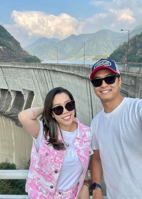 Vợ chồng Hồng Đăng "trốn" hai con gái đi phượt.
