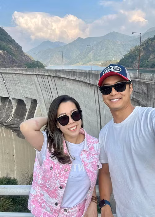 Vợ chồng Hồng Đăng "trốn" hai con gái đi phượt.