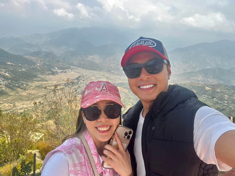  Hồng Đăng vừa đưa vợ đi du lịch. Nam diễn viên chiều theo ý vợ lên Tà Xùa để ngắm mây vì ở Mù Cang Chải không còn mùa lúa chín.