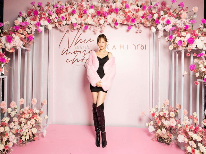 Mới đây, Hari Won ra mắt MV “Như anh đã mong chờ” tại Việt Nam. Nữ ca sĩ cho biết, cô sẽ giới thiệu thêm phiên bản dành cho thị trường Hàn Quốc. Theo Hari Won, cô muốn phát triển sự nghiệp ở cả Hàn Quốc lẫn Việt Nam. Trong tương lai, cô có thể sẽ thử sức với nhiều vai trò mới tại xứ sở kim chi. Ảnh: FBNV