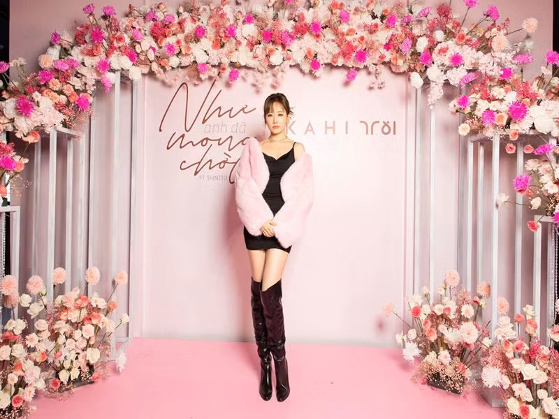 Mới đây, Hari Won ra mắt MV “Như anh đã mong chờ” tại Việt Nam. Nữ ca sĩ cho biết, cô sẽ giới thiệu thêm phiên bản dành cho thị trường Hàn Quốc. Theo Hari Won, cô muốn phát triển sự nghiệp ở cả Hàn Quốc lẫn Việt Nam. Trong tương lai, cô có thể sẽ thử sức với nhiều vai trò mới tại xứ sở kim chi. Ảnh: FBNV