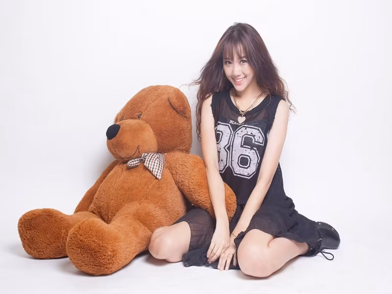 Hari Won còn hoạt động trong showbiz Việt. Bà xã Trấn Thành vừa ca hát, làm MC, đóng phim. Ảnh: FBNV