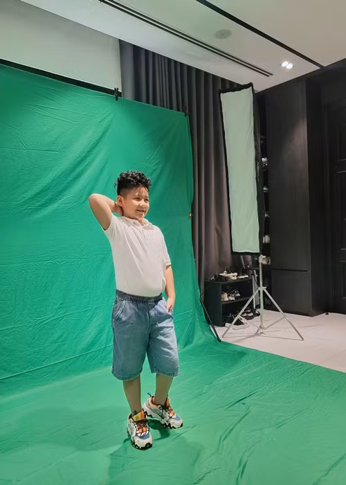 Con trai thứ hai của Mạnh Trường sinh năm 2014, tên Bon.