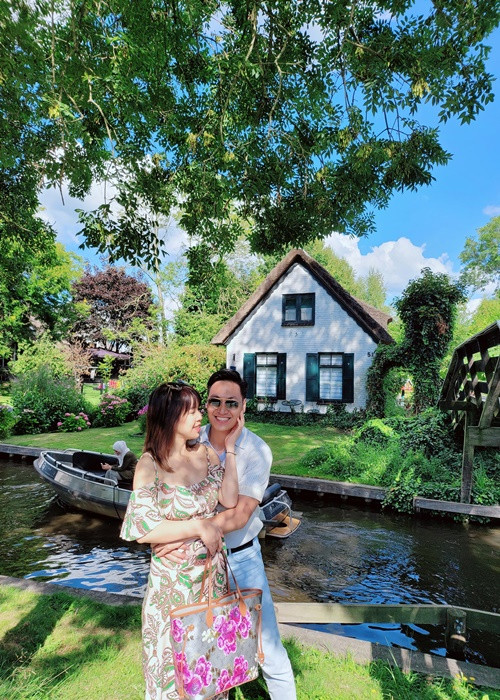 Nam diễn viên hài hước nhắn nhủ người bạn đời nhân dịp kỷ niệm ngày cưới: "Thoáng cái giờ đã kỷ niệm 14 năm ngày cưới, cảm ơn em đã không bắt anh rửa bát lau nhà 14 năm qua, vì anh luôn tự giác làm rồi".