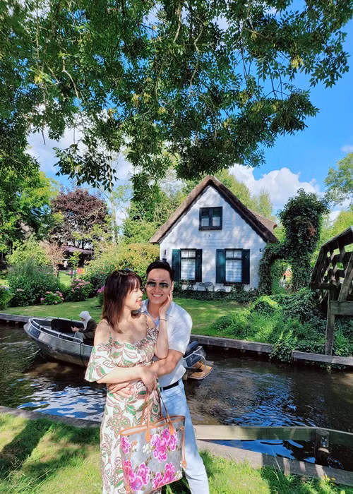 Nam diễn viên hài hước nhắn nhủ người bạn đời nhân dịp kỷ niệm ngày cưới: "Thoáng cái giờ đã kỷ niệm 14 năm ngày cưới, cảm ơn em đã không bắt anh rửa bát lau nhà 14 năm qua, vì anh luôn tự giác làm rồi".