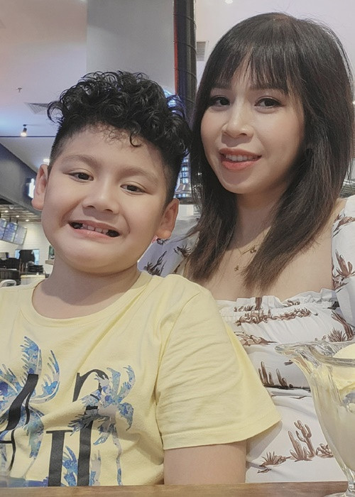 Bé Bon thường xuyên quay quảng cáo cùng bố mẹ.