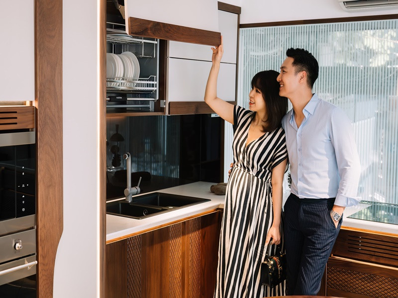 Vợ chồng nam diễn viên ngày càng đắt show quảng cáo.