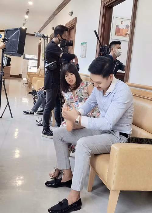 Cách đây không lâu, Mạnh Trường bóp chân cho vợ chốn đông người khi cả hai đi quay quảng cáo.