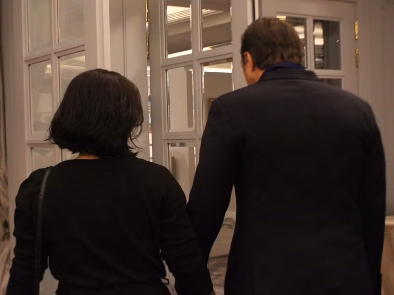 Trong cuộc phỏng vấn với Dân Việt, Nhã Uyên chia sẻ, vợ chồng bình đẳng trong mọi việc, chồng sẵn sàng chia sẻ với cô từng việc nhỏ nhất, khi cô nấu cơm thì anh rửa chén, cô quét nhà thì anh lau nhà.