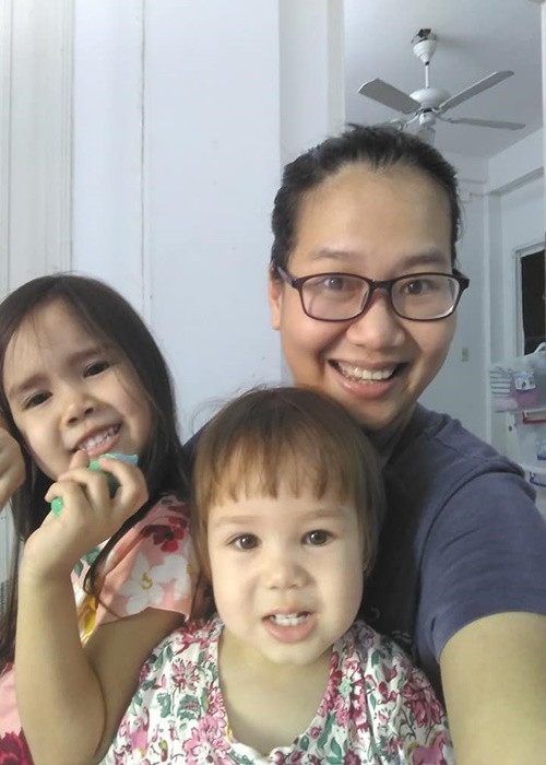 Hai con gái của Nhã Uyên càng lớn càng xinh xắn.