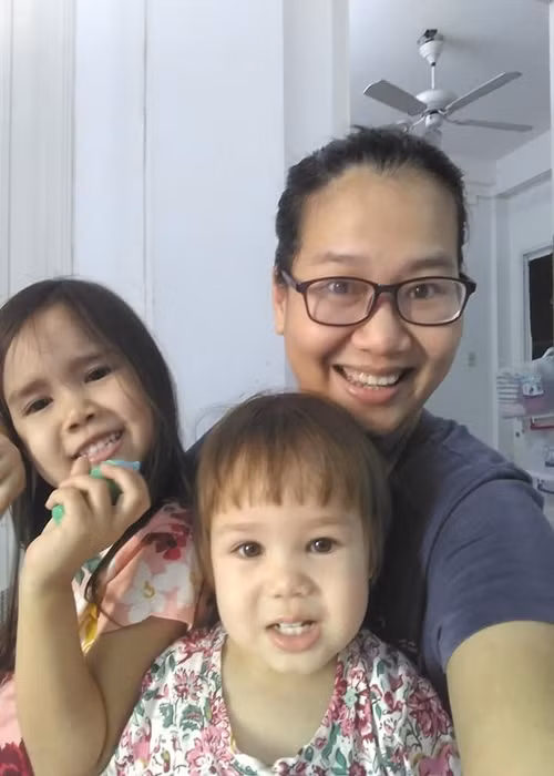 Hai con gái của Nhã Uyên càng lớn càng xinh xắn.