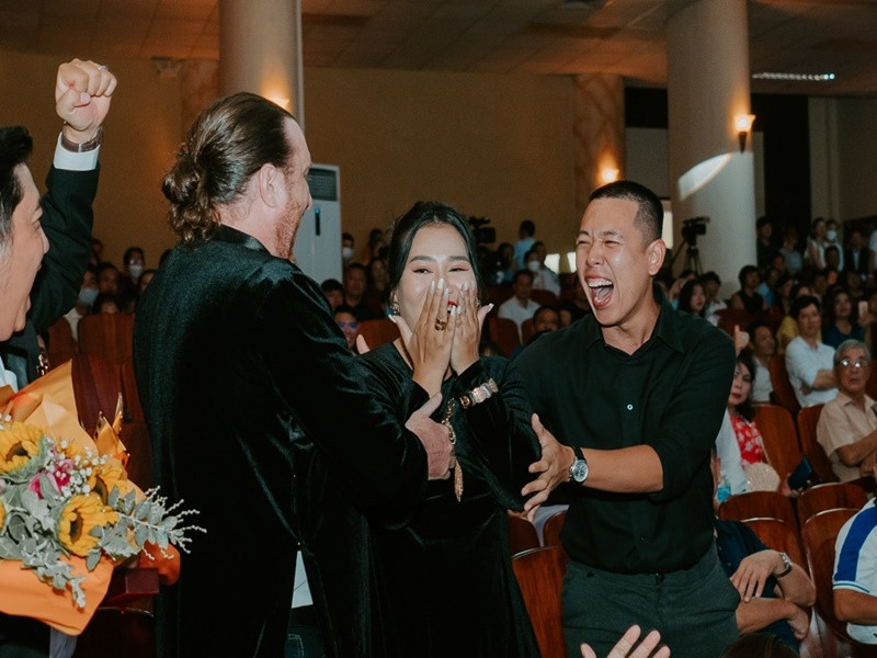 Trong công việc, Aaron vừa người bạn thân, vừa là người thầy chỉ bảo cho Nhã Uyên những nguyên tắc sáng tạo trong nghệ thuật, giúp cô hiểu thêm về diễn xuất cũng như cách viết kịch bản.