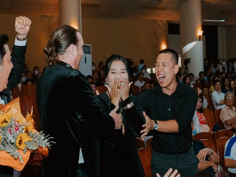 Trong công việc, Aaron vừa người bạn thân, vừa là người thầy chỉ bảo cho Nhã Uyên những nguyên tắc sáng tạo trong nghệ thuật, giúp cô hiểu thêm về diễn xuất cũng như cách viết kịch bản.