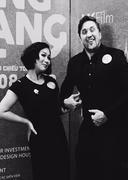 Nhã Uyên lần đầu gặp Aaron khi đến nhà của người yêu cũ. Lần thứ hai, cô đi chung bạn trai cũ tham gia ra mắt phim "Lấy chồng người ta". Xem hết phim, cô và Aaron bàn luận về phim ăn ý như bạn thân lâu ngày gặp lại. Lúc ý bạn trai cũ của Nhã Uyên bỏ về vì giận. Khoảng một năm rưỡi sau khi nữ diễn viên chia tay bạn trai cũ, Aaron làm dự án kịch và mời cô biên đạo múa.