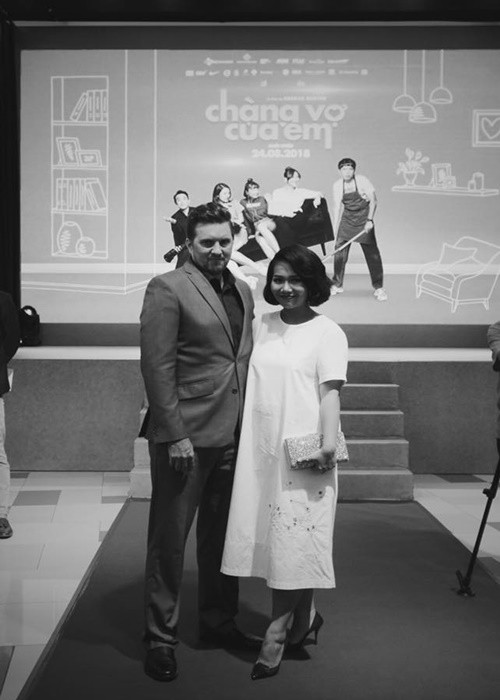 Nhã Uyên tâm sự, nếu như những người xung quanh cô thường hay chê cô đen, xấu, gò má cao trông rất ác thì Aaron luôn khen cô đẹp. Thời gian đầu Nhã Uyên bị sốc vì nghĩ rằng Aaron giả tạo, đãi bôi. Phải mất 3 năm, Nhã Uyên mới tin những lời lẽ Aaron dành cho cô là thật lòng.