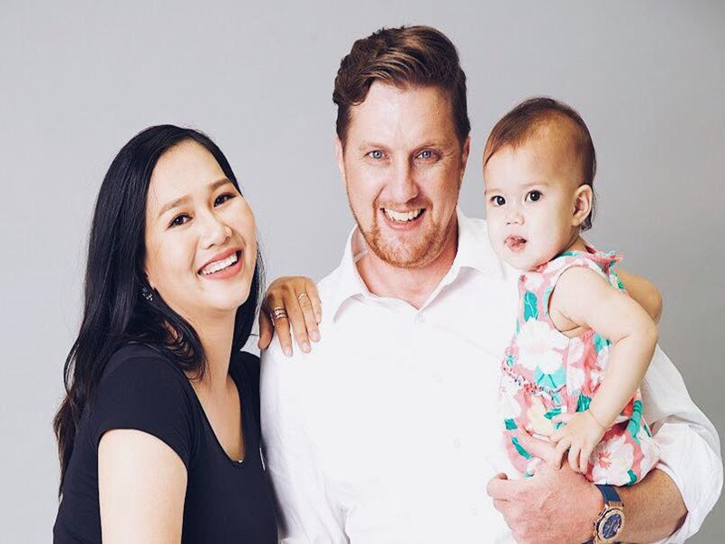 Theo VOV, đạo diễn Aaron Toronto là một nhà làm phim người Mỹ đã sinh sống tại Việt Nam được 18 năm, từ năm 27 tuổi.