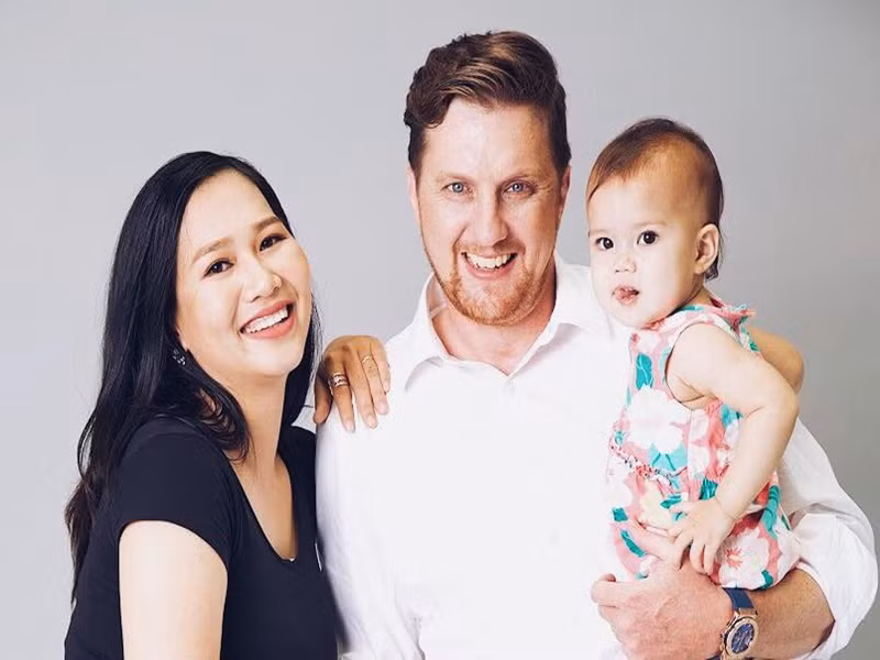 Theo VOV, đạo diễn Aaron Toronto là một nhà làm phim người Mỹ đã sinh sống tại Việt Nam được 18 năm, từ năm 27 tuổi.