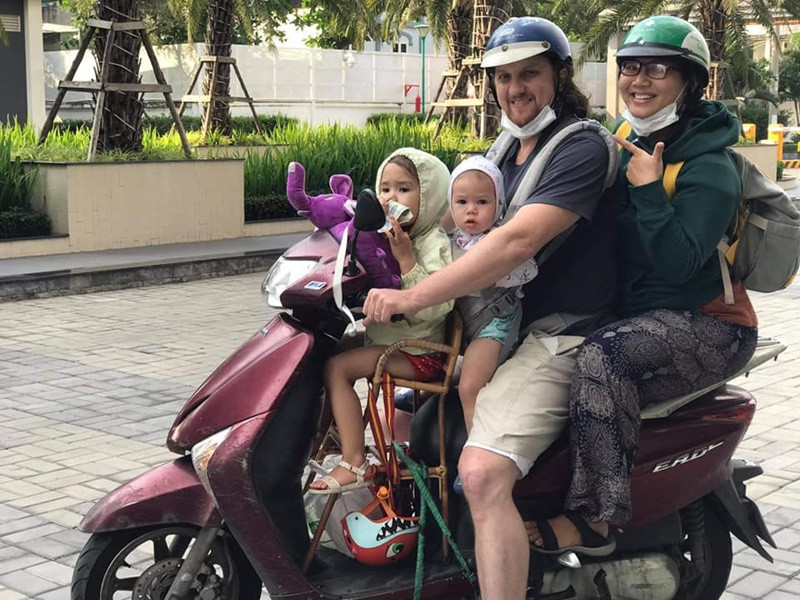 Hình ảnh nam đạo diễn phim "Đêm tối rực rỡ" giản dị bên vợ con.