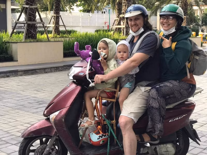 Hình ảnh nam đạo diễn phim "Đêm tối rực rỡ" giản dị bên vợ con.