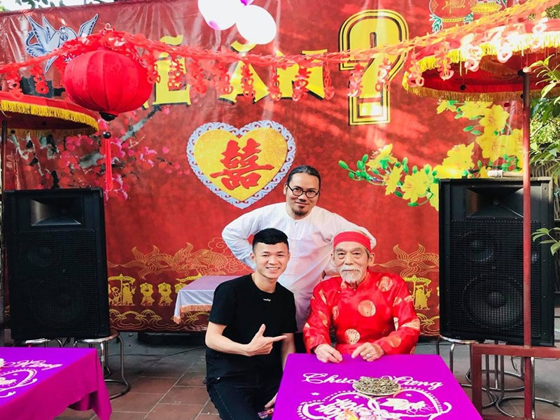 Nghệ sĩ Vượng Râu (trắng) cho biết, khi mời nghệ sĩ Mai Ngọc Căn đóng phim, anh không biết bệnh tình của nam nghệ sĩ gạo cội. Đến khi biết, cả đoàn làm phim lặng đi, không diễn nổi nữa. Tuy vậy, nghệ sĩ Mai Ngọc Văn vẫn giữ tinh thần rất lạc quan, vui vẻ. Ảnh: Người đưa tin