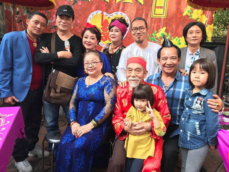 Nghệ sĩ Mai Ngọc Căn chia sẻ trên Vietnamnet: "Tôi vẫn luôn tâm niệm thế này, còn một ngày sống trên đời thì còn biểu diễn. Tôi thà chết gục trước ống kính máy quay còn hơn là nằm nhà chờ tử thần tới gọi. Tôi chỉ sợ nếu mình chết ở trường quay, sẽ ảnh hưởng tới anh em trong đoàn thôi chứ không sợ gì cả". Ảnh: Vietnamnet