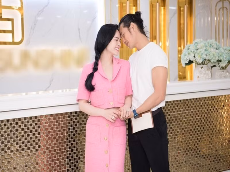 Đầu năm 2022, Nhật Kim Anh thường xuyên xuất hiện bên nam diễn viên Lợi Trần. Cả hai chụp ảnh tình tứ ở đời thường lẫn đi sự kiện. Ảnh: Dân Việt