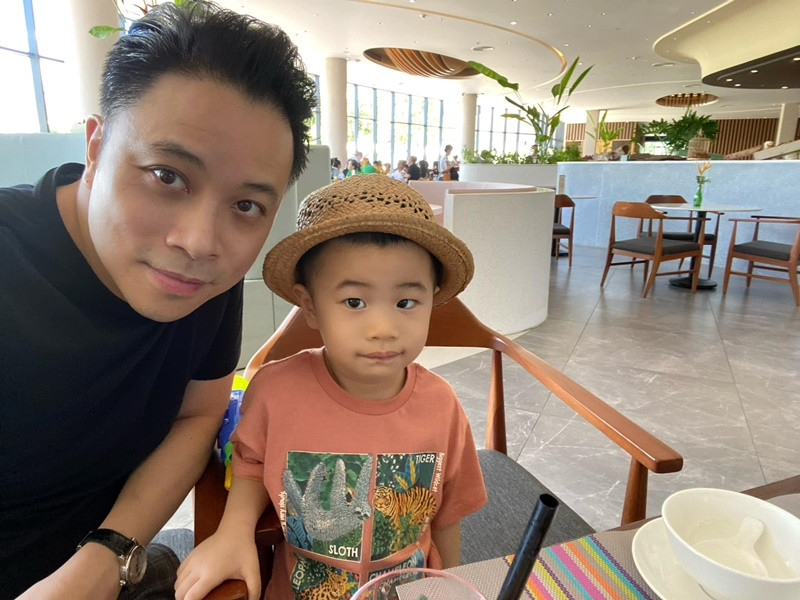 Nam đạo diễn triệu đô còn khoe loạt ảnh quý tử. Đi kèm với đó, anh viết: "Con trai yêu quý 4 tuổi rồi".