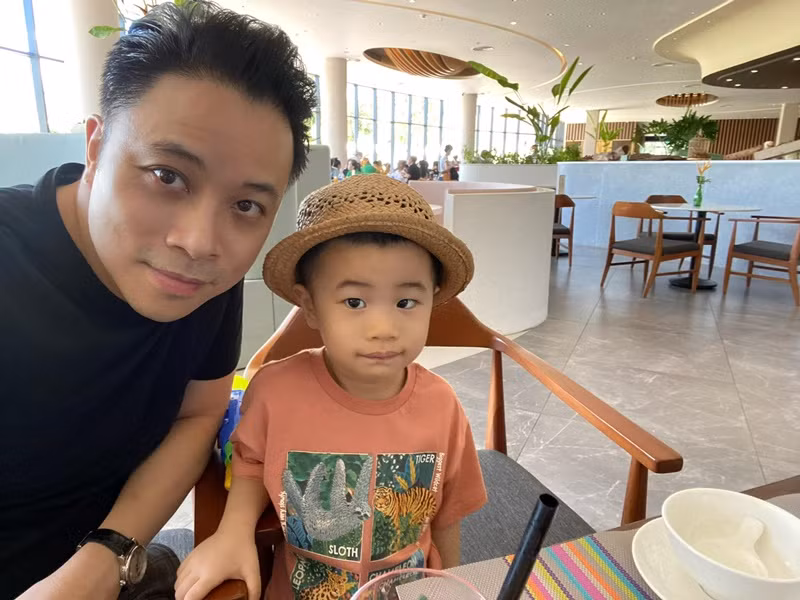 Nam đạo diễn triệu đô còn khoe loạt ảnh quý tử. Đi kèm với đó, anh viết: "Con trai yêu quý 4 tuổi rồi".