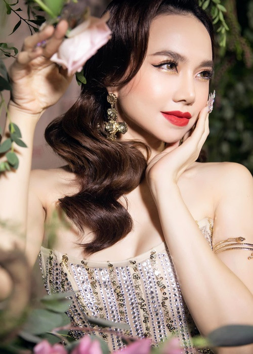 Sau khi kết hôn, Đinh Ngọc Diệp lui về làm hậu phương hỗ trợ chồng phát triển sự nghiệp, tập trung chăm sóc con cái.