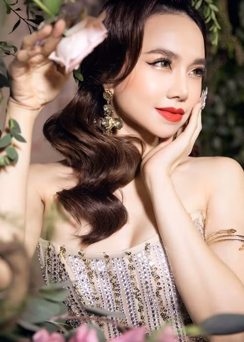 Sau khi kết hôn, Đinh Ngọc Diệp lui về làm hậu phương hỗ trợ chồng phát triển sự nghiệp, tập trung chăm sóc con cái.