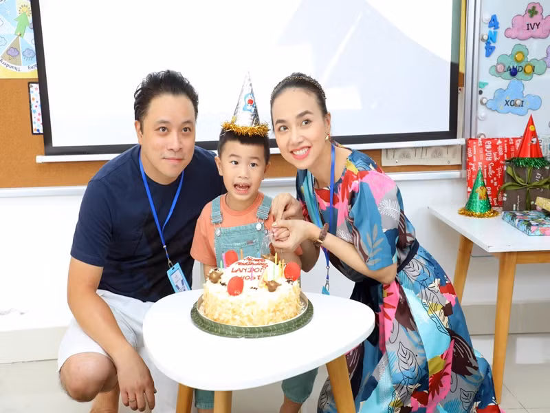 Trên trang cá nhân, Đinh Ngọc Diệp vừa chia sẻ loạt ảnh tiệc sinh nhật lần thứ 4 của con trai Landon tại lớp học.