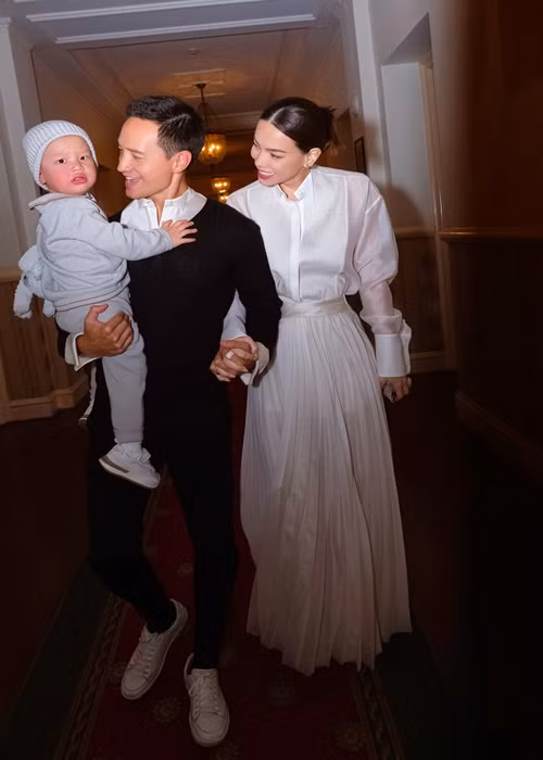 Kim Lý luôn giục Hồ Ngọc Hà làm đám cưới. "Anh ấy nói cũng phải để cho anh ấy khoác lên người bộ đồ chú rể chứ", Hà Hồ chia sẻ trên Dân Trí.