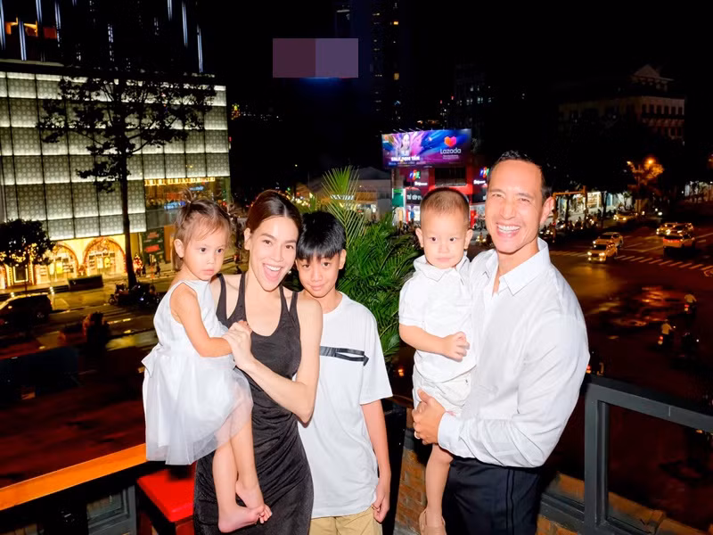 Theo Hồ Ngọc Hà, khi tưởng tượng đến việc thay mấy bộ đồ, đi chào từng bàn, nói những câu ngọt ngào, cô cảm thấy xấu hổ quá, không làm được.