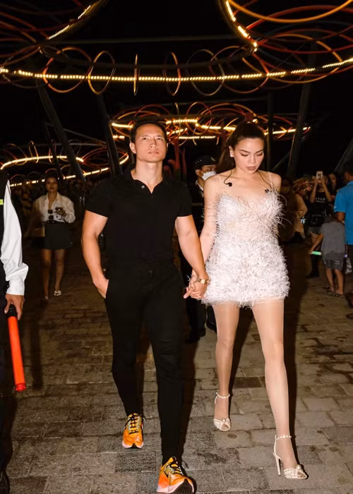 Kim Lý luôn tháp tùng Hồ Ngọc Hà, ân cần chăm sóc, động viên người bạn đời.