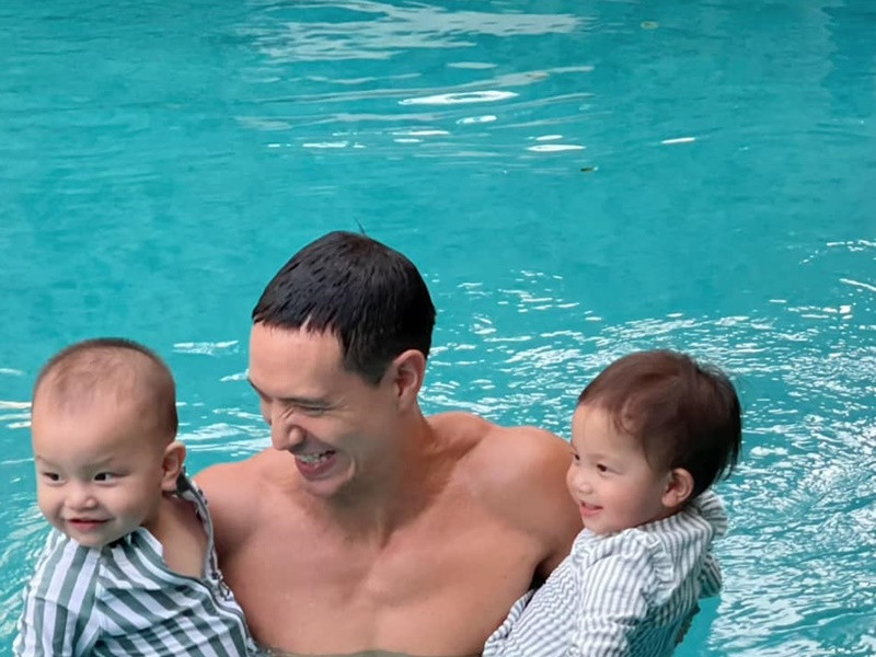 Tài tử phim "Hương ga" chăm sóc kỹ lưỡng các con nhỏ.