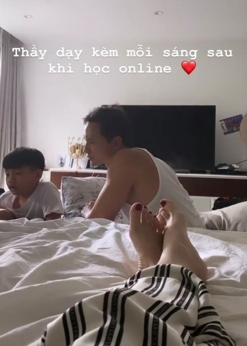 Mặc dù bé Subeo không phải con đẻ nhưng Kim Lý rất chăm lo, quan tâm tới cậu nhóc.