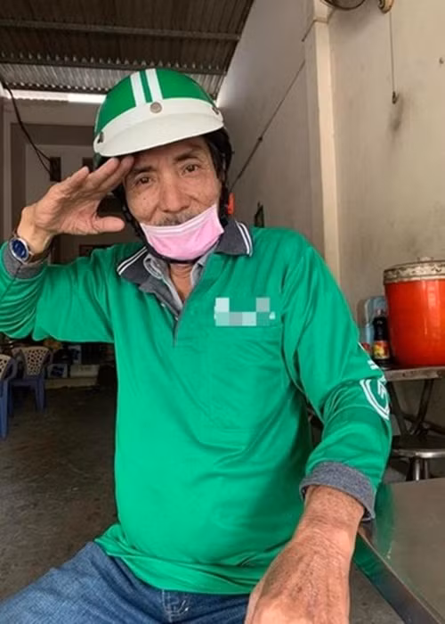 Hồi tháng 2/2022, Thương Tín chia sẻ với Người lao động, ông đã nghỉ làm shipper và quyết định về quê Phan Rang - Ninh Thuận sinh sống. Nam nghệ sĩ bỏ làm shipper vì sức khỏe không còn phù hợp. Ảnh: Người lao động